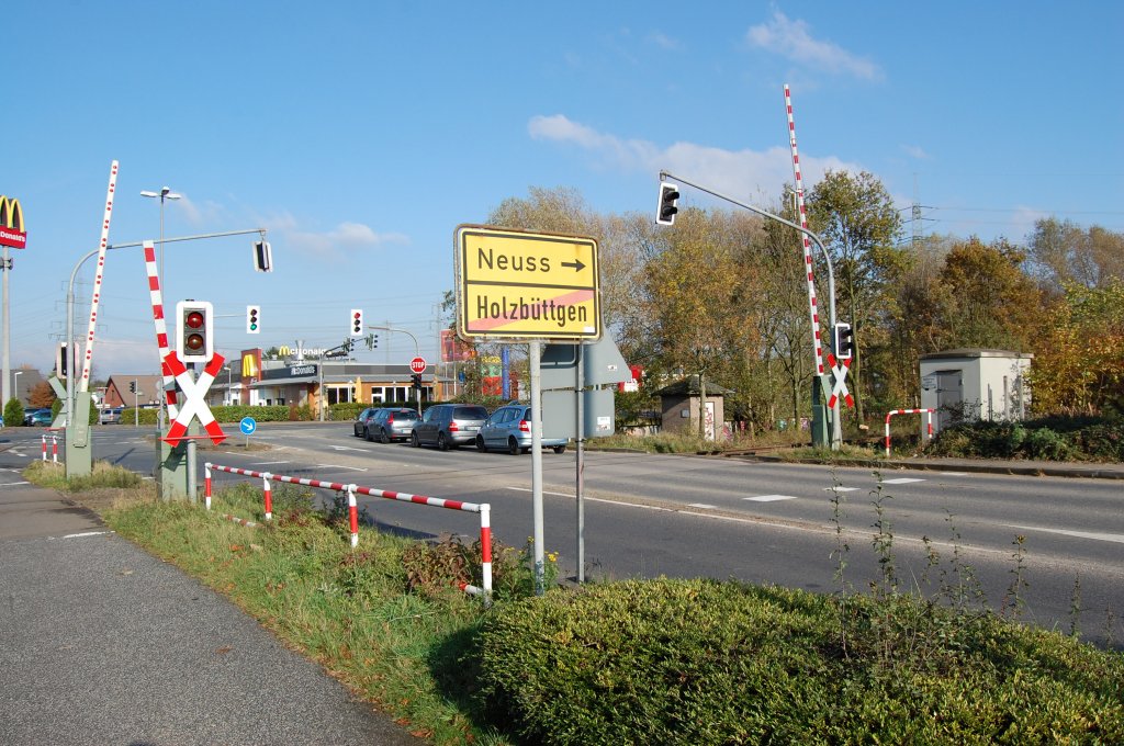 Bahnbergang in Kaarst Holzbttgen, hier kreuzen die Triebwagen der Regiobahn Kaarst/Mettmann. 8.11.2009