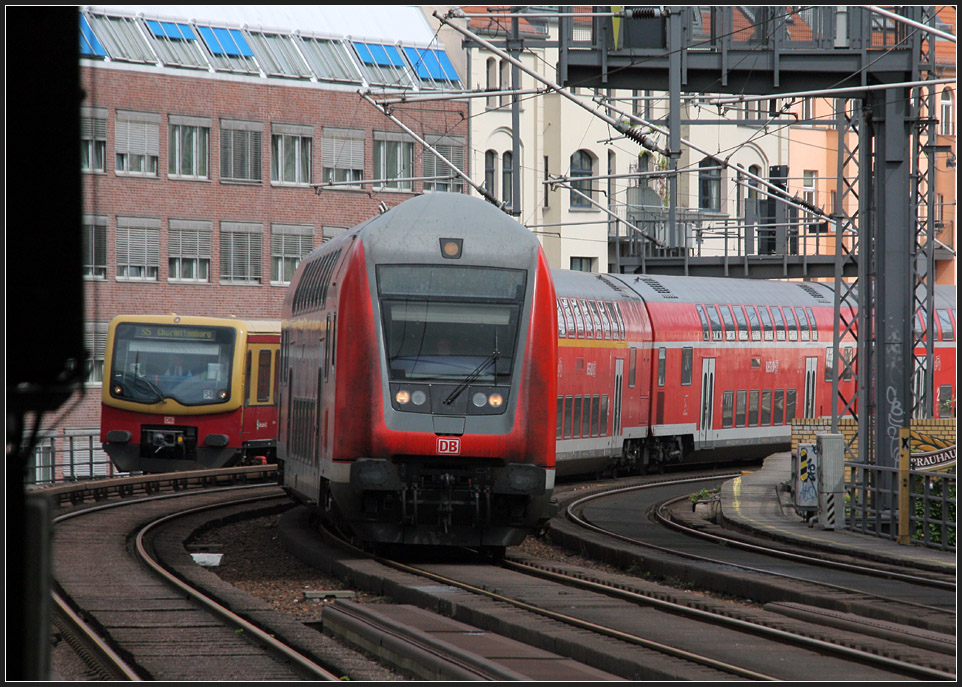 Bahnverkehr auf der Berliner Stadtbahn am S-Bahnhof Hackesche H�fe. 18.08.2010