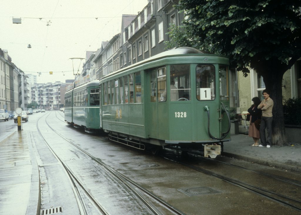 Basel BVB Tram 1 (B3 1328 + GT6) Gasstrasse / Voltaplatz am 28. Juni 1980.