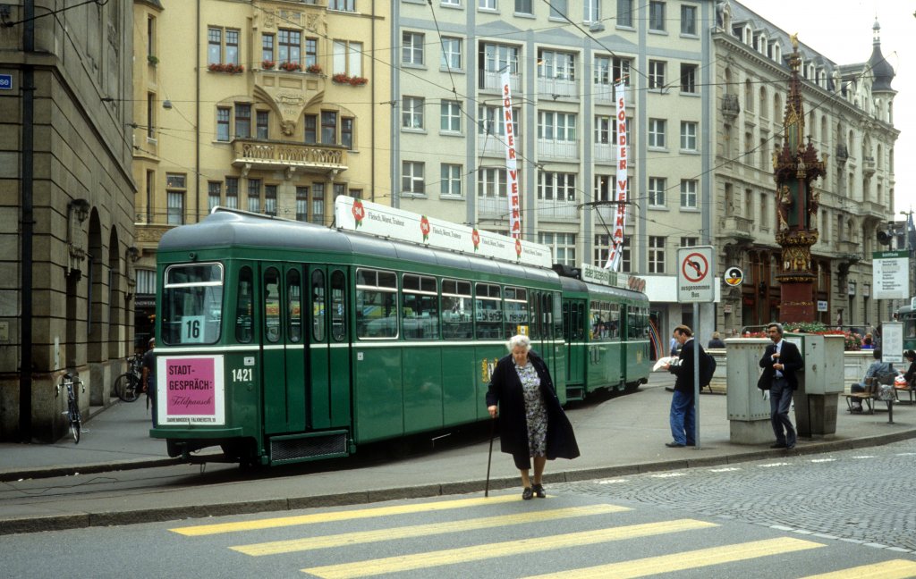 Basel BVB Tram 16 (B 1421) Fischmarkt am 7. Juli 1990. 