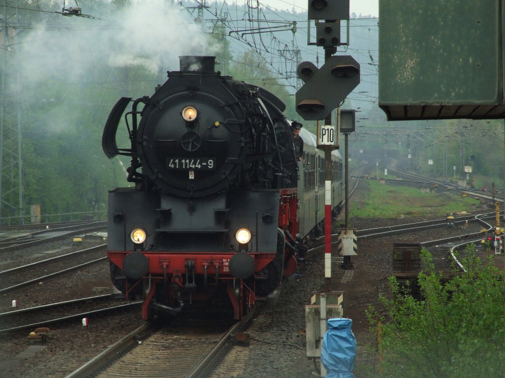 Baureihe 41 : 41 1144 mit Sonderzug bei der Einfahrt in den Bahnhof Bebra am 30.04.2010.