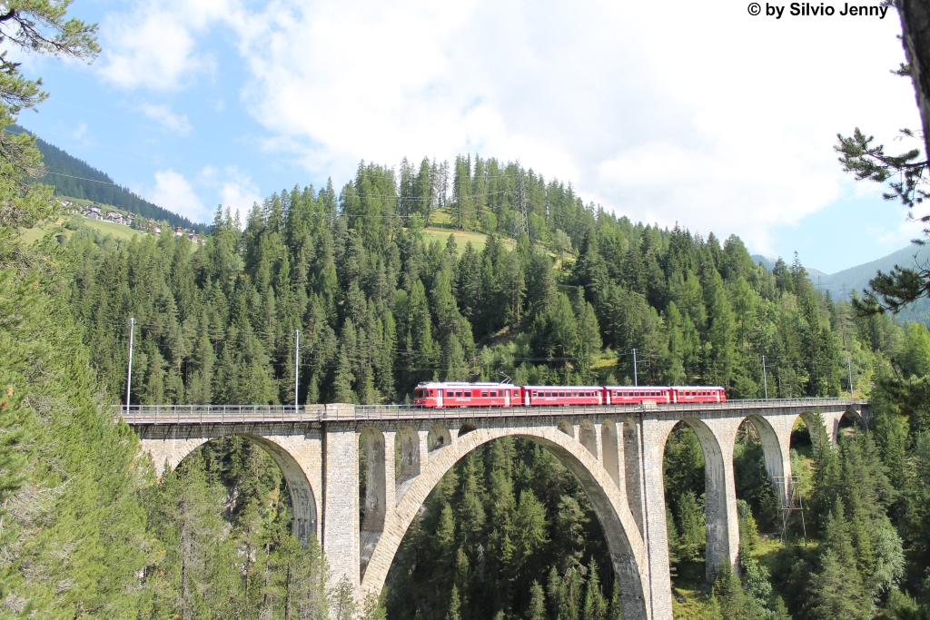 Be 4/4 516 am 10.8.2013 auf dem Wiesener-Viadukt als Regio nach Filisur. 