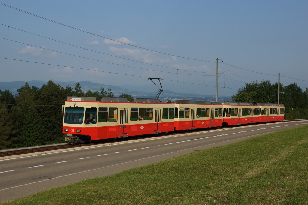 Be 8/8 21/22 und Be 8/8 23/24 fahren am Abend des 15.07.2013 als S 18 nach Zrich Stadelhofen von Neuhaus Richtung Scheuren.