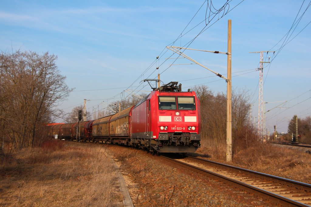 Bedingt durch den Umleiterverkehr vom Leipziger Gttering kam auch 185 023-9 am 06.03.13 mit ihrem gemischten Gterzug von Falkenberg/Rderau in Richtung Leipzig-Engelsdorf herunter.