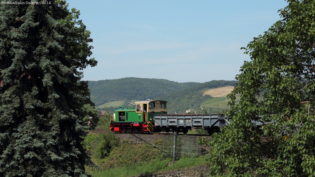 BEG D1 mit den Wagen 452 und 451 auf der Rampe von Brohl-Ltzing. Die Brohltalbahn berquert an dieser Stelle die linke Rheinstrecke.