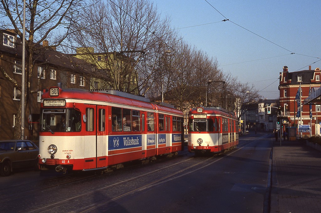 Begegnung der Bochumer Tw 40 und 44 in der Gelsenkirchener Bismarckstrae, 10.12.1991.