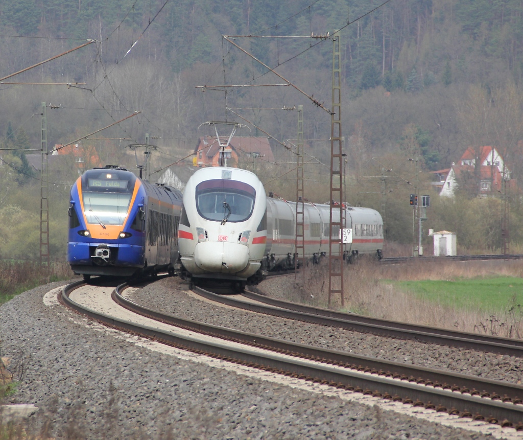 Begegnungen: Ein ICE-T in Fahrtrichtung Bebra trifft 427 005 als R5 nach Fulda. Aufgenommen am 21.04.2013 zwischen Mecklar und Ludwigsau-Friedlos.