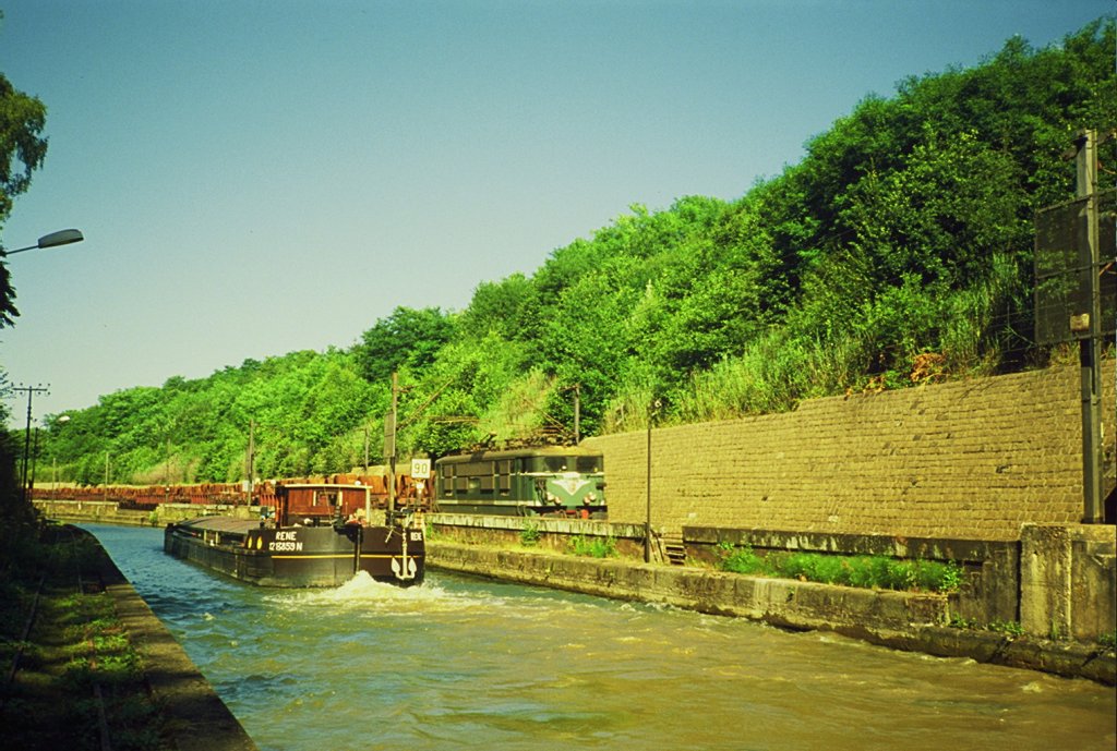 Bei Arzwiller im July 1988, die grne BB 16568 kreuzt ein Schiff auf den Rhein-Rhone Kanal.