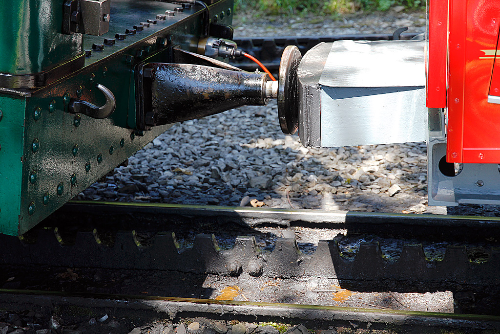 Bei der Brienz Rothorn Bahn muss nicht gekoppelt werden: Puffer an Puffer gengt, dann entweder wie verrckt schieben oder bremsen. Eigentlich ganz einfach, den Rest besorgt die Gravitation. Prsentationsfahrt vom 09. Aug. 2010, 13:58