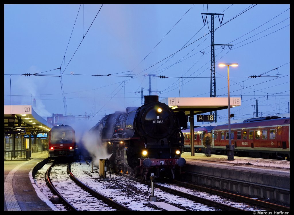 Bei ca. -20C steht 01 1066 am Morgen des 11. Februars 2012 im Nrnberger Hauptbahnhof zur Abfahrt bereit. Auf dem Nachbargleis ist noch ein gerade eingefahrener 610er zu sehn.