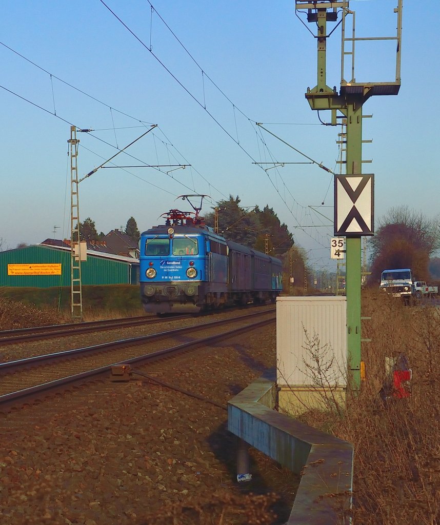 Bei Gubberath kommt die 1042 520-5 aus Richtung Kln gen Rheydt gefahren......im Schlepp hat sie drei schweizer Drehgestellwagen. Dienstag 5.2.2013