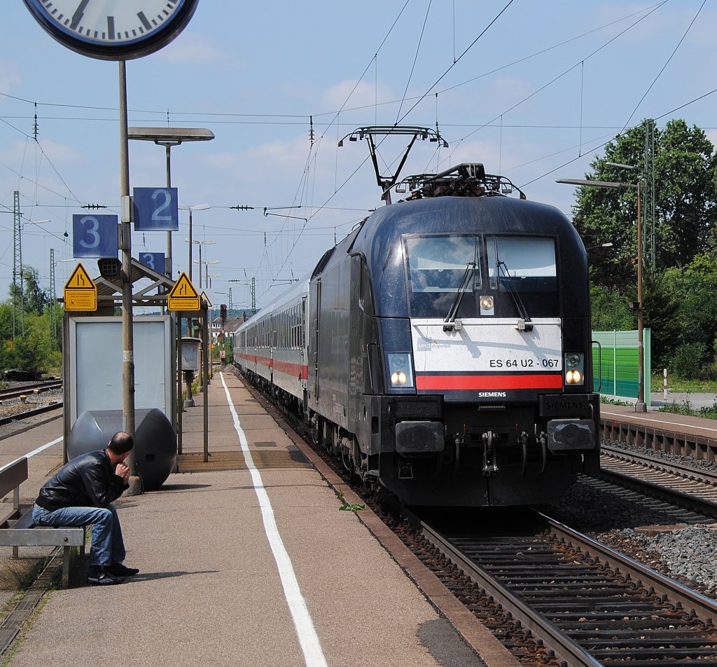 Bei herrlichem Sommerwetter rauscht die ES 64 U2-067 mit dem IC Knigsee durch den Bahnhof Siegelsdorf, den ich gerade erst betreten hatte. 07.08.2010.