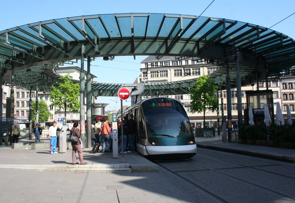 Bei der Klassenfahrt ins Elsass blieb auch ein wenig Zeit zum Ablichten der Straburger Straenbahn. Dort sind Fahrzeuge vom Typ Eurotram und Citadis im Einsatz. Dieses Bild zeigt die Eurotram 1018 am zentralen Halt Homme de Fer, 28.04.10