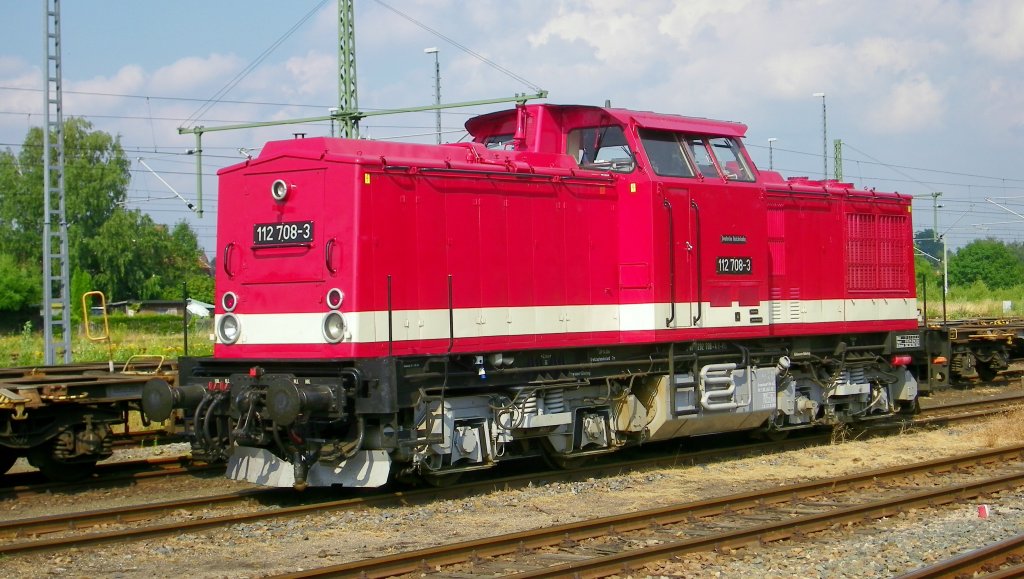 bei schnstem Sonnenschein am Nachmittag des 25.7.2013 steht die 112 708-3 an einem Gtergleis des Bahnhof Freiberg und wartet auf den nchsten Tag um weitere Aufgaben zu erledigen 