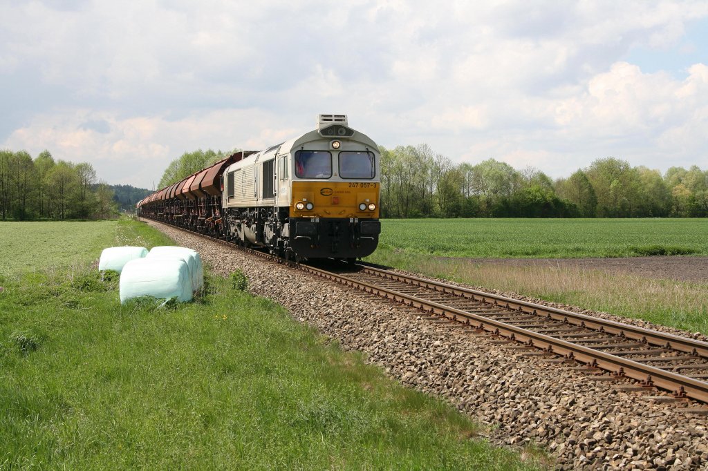 Bei schnstem Sonnenschein fuhr mir am 04.05.12 die 247 057-3 bei Heiligenstatt mit einem gemischten Gterzug vor die Linse.