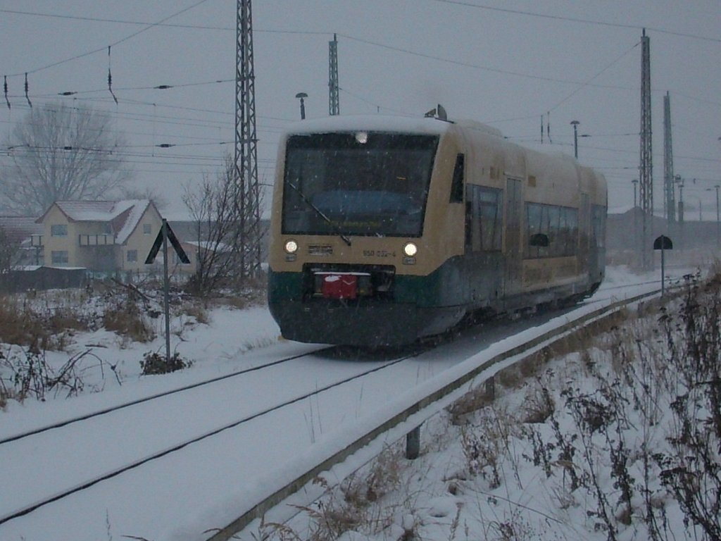 Bei starkem Schneefall verlie am 22.Dezember 2009 der PRESS VT 650 032 den Bahnhof Bergen/Rgen.