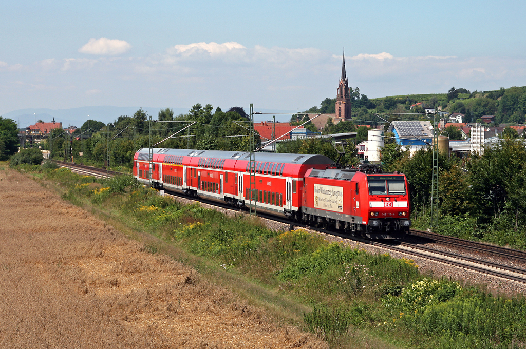 Bei Teningen befrdert die Freiburger 146 114 am 07. August 2010 den RE 31019 von Offenburg nach Basel in Richtung Sden.