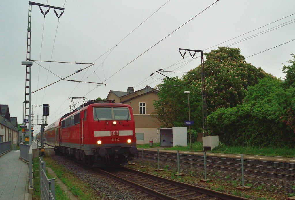Bei windigem und regnerischem Wetter zieht die 111 010 ihren RE 4 Zug hier durch Wickrath in Richtung Aachen.16.5.2013 