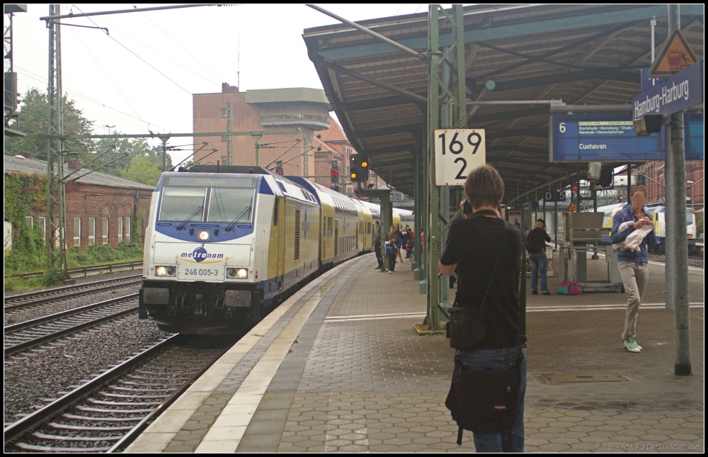 Beim Bahnbilder.de-Treffen wurden auch die metronom-Zge digital festgehalten. Hier musste ME 246 005-3 bei der Einfahrt in Hamburg-Harburg als Motiv herhalten.