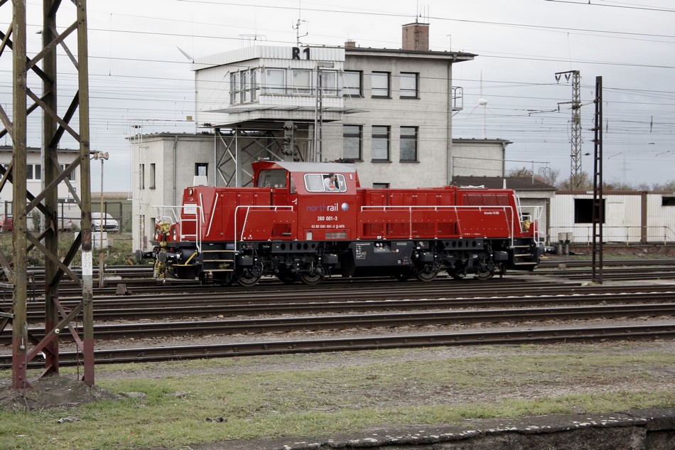 Beim Besuch auf dem Bhf. Grokorbetha konnte ich meine erste neue BR260 001-3 fotografieren. Ist schon eine beeindruckende Lok, was das Design und das leise Motorengesumme bei so einer Last angeht.