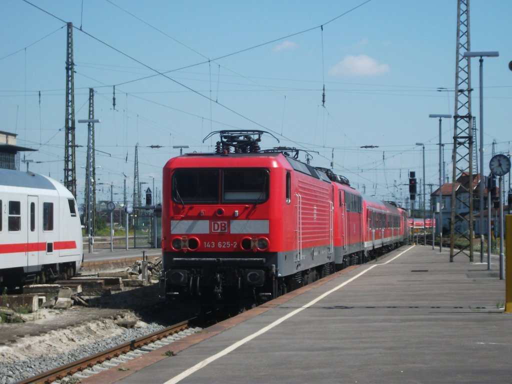 Bereitstellung des PbZ 2466 nach Berlin Rummelsburg am 26.Juli 2011 im Leipziger Hbf. Er besteht aus 143 625 am Zugschluss, 111 212, Wittenberger Steuerwagen, Regensburger n-Wagen und 115 114.