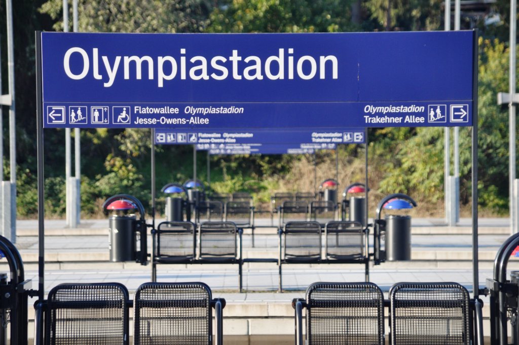 BERLIN, 13.10.2010, Bahnsteig(e) des S-Bahnhofs Olympiastadion mit Hinweisschildern