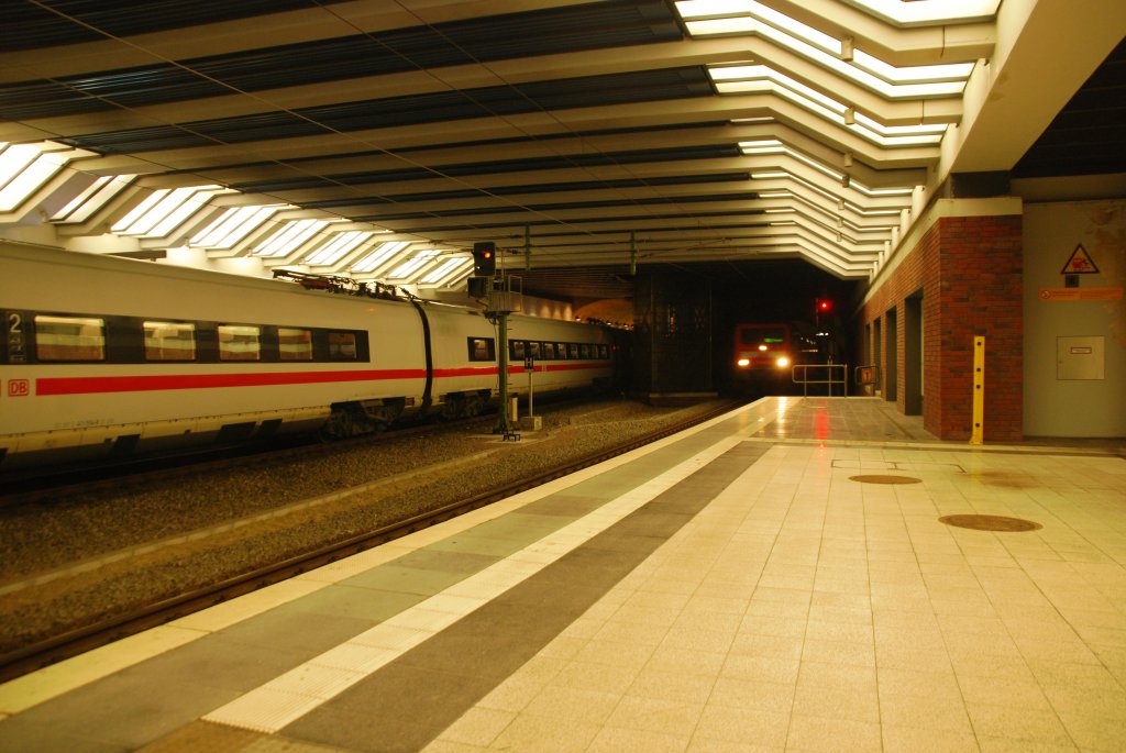 BERLIN, 13.11.2009, Bahnhof Gesundbrunnen: links ICE 1708 von München Hbf in Gleis 7, rechts in Gleis 6 RE5 nach Stralsund bei der Einfahrt