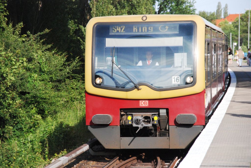 BERLIN, 18.06.2010, Ringbahn S42 in Richtung Gesundbrunnen im S-Bahnhof Storkower Straße

