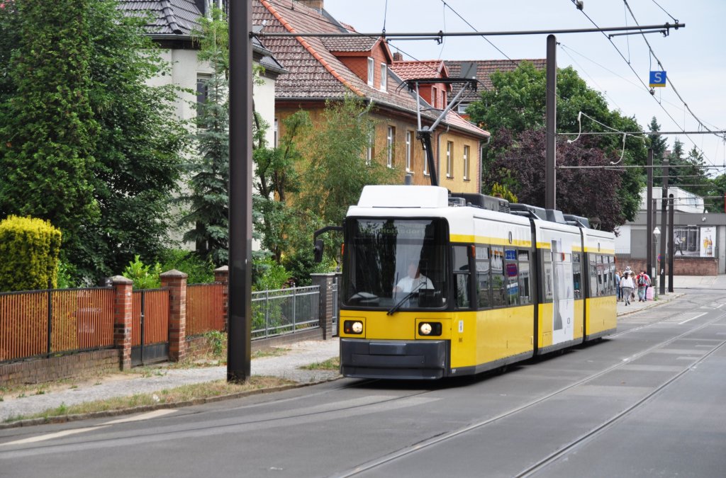 BERLIN, 18.07.2010, Tram62 hat die Endhaltestelle S-Bahnhof Mahlsdorf verlassen und fährt nun in die Wendeschleife