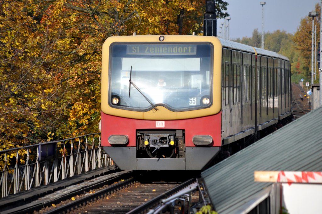 BERLIN, 23.10.2010, S1 nach Zehlendorf bei der Einfahrt in den S-Bahnhof Schönholz