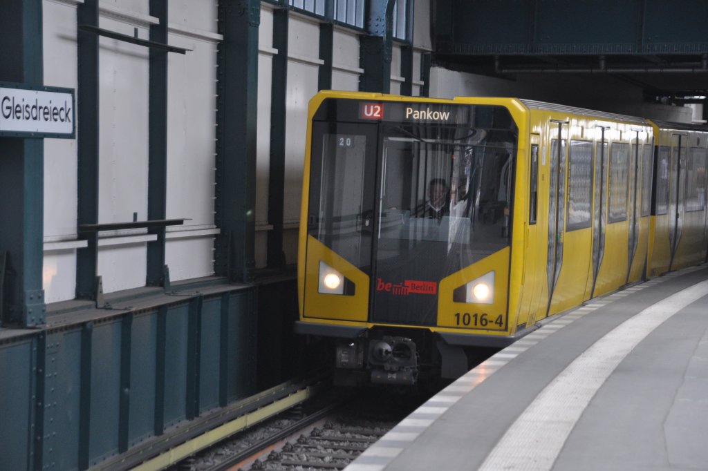 BERLIN, 28.04.2013, Wagen 1016-4 als U-Bahnlinie U2 nach Pankow bei der Einfahrt in den U-Bahnhof Gleisdreieck