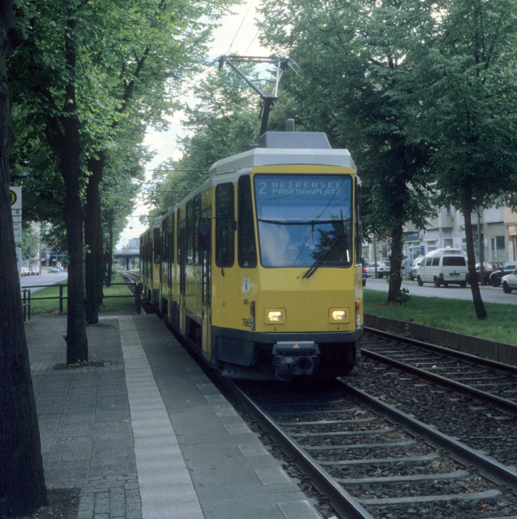 Berlin BVG SL 2 (KT4Dt 7065) Prenzlauer Berg, Greifswalder Straße / Thomas-Mann-Straße im Juli 2004. - Scan eines Diapositivs. Kamera: Leica CL.