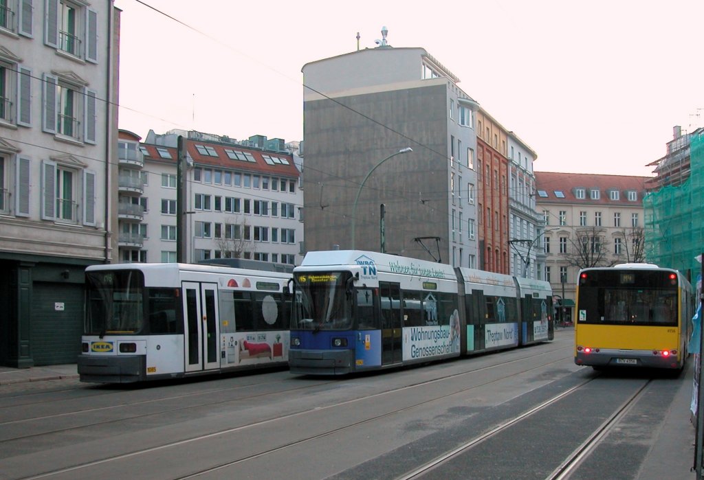 Berlin BVG SL M6 (GT6-97 1085 (links)) / SL M5 (GT6-99ZR 2043 (rechts)) Mitte, Große Präsidentenstraße am 25. Februar 2012.  