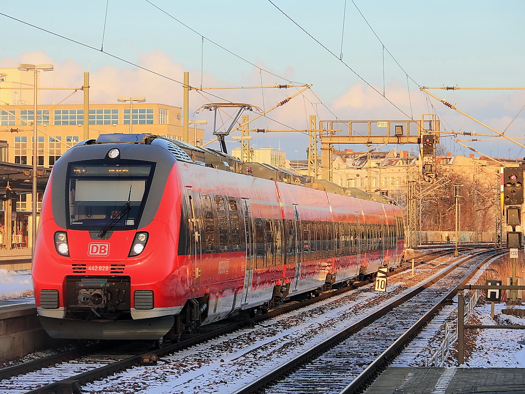 Berlin Charlottenburg am 09. Februar 2013, Einfahrt von 442 828 mit 442 328  als RE 7 (RE 18723) zur Weiterfahrt nach Bad Belzig. 