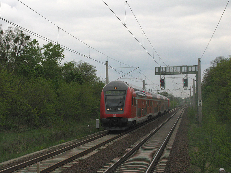 Berlin-Lichterfelde Ost, 12.05.2010. Ein Zug der Linie RE2, umgeleitet ber Calau.