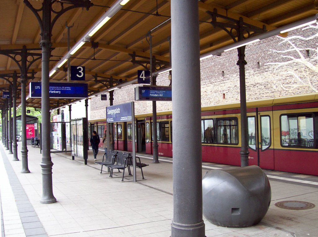 Berlin Stadtbahnhof Savignyplatz, Bahnsteig mit S7 (08.05.2010)