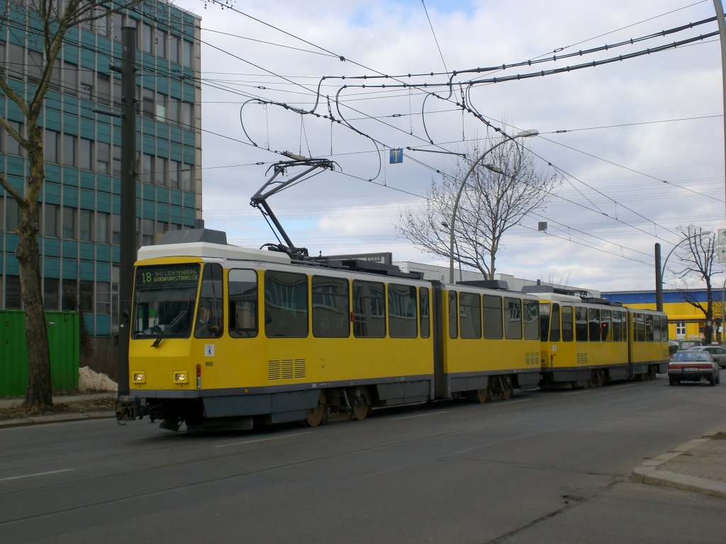 Berlin: Straenbahnlinie 18 nach S+U Bahnhof an der Haltestelle Betriebshof Lichtenberg.(8.3.2010)