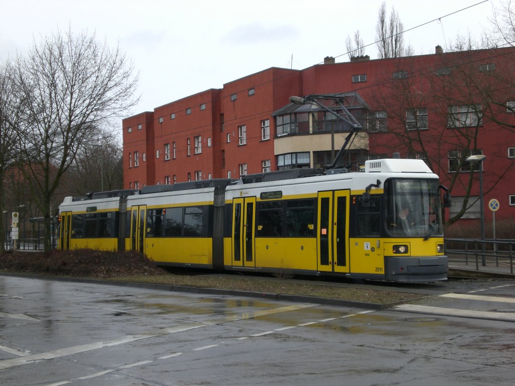 Berlin: Straenbahnlinie M4 nach Betriebshof Weiensee an der Haltestelle Weiensee Buschallee/Hansastrae.(14.3.2010)