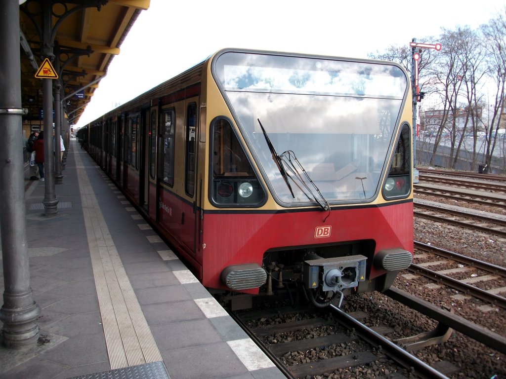 Berliner S-Bahn 480 527 auf der Ringbahn,am 03.April 2010,in Berlin Neuklln.