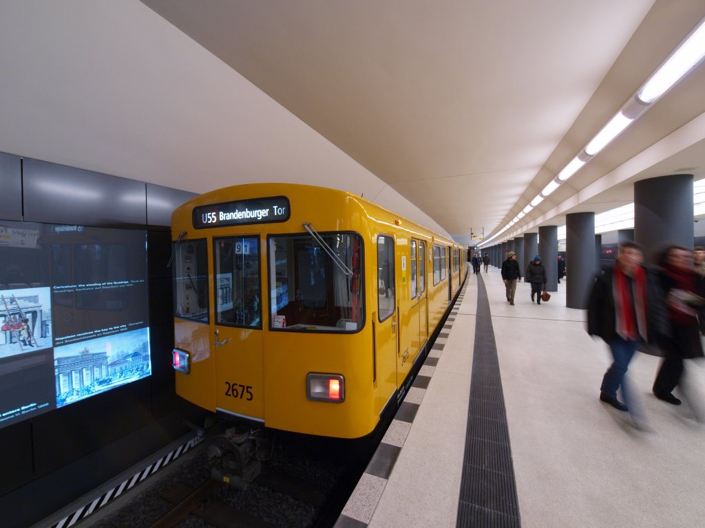 Berliner U-Bahn am U-Bahnhof Brandenburger Tor.