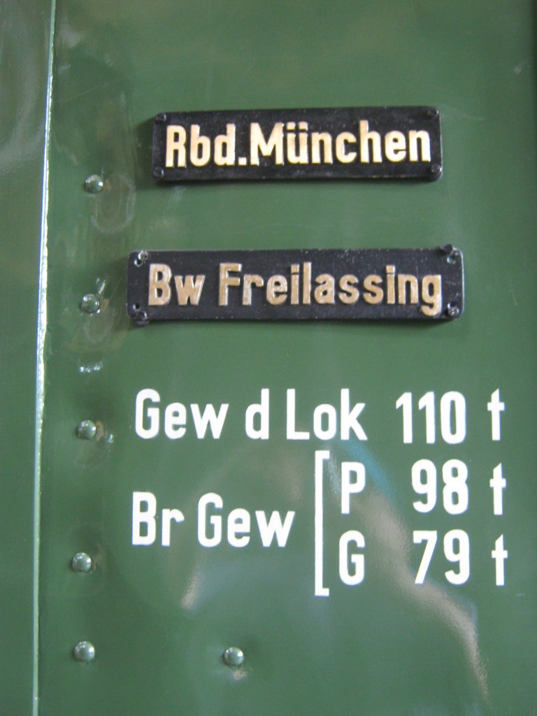 Beschriftung und Schilder der E16 07, welche ich am 06.08.2011 im ehemaligen BW Freilassing in Bayern, in der heutigen Ausstellung  Lokwelt  fotographiert habe.

brigens unbedingt einen Besuch wert, wenn man zum Beispiel auf dem Weg in den Urlaub nach sterreich ist.
Liegt unmittelbar an der Autobahn, kurz vorm Grenzbergang bei Salzburg.