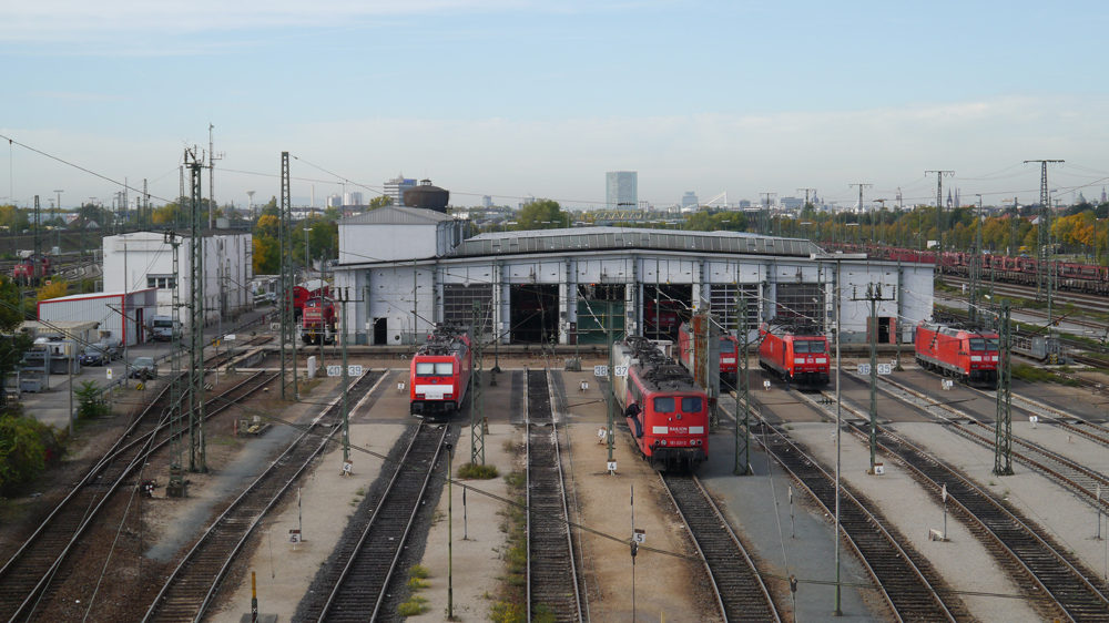 Betriebswerk Mannheim Rangierbhf mit 186 338-0, die orientrote 151 021-3 und 5 185er. (18.10.12)