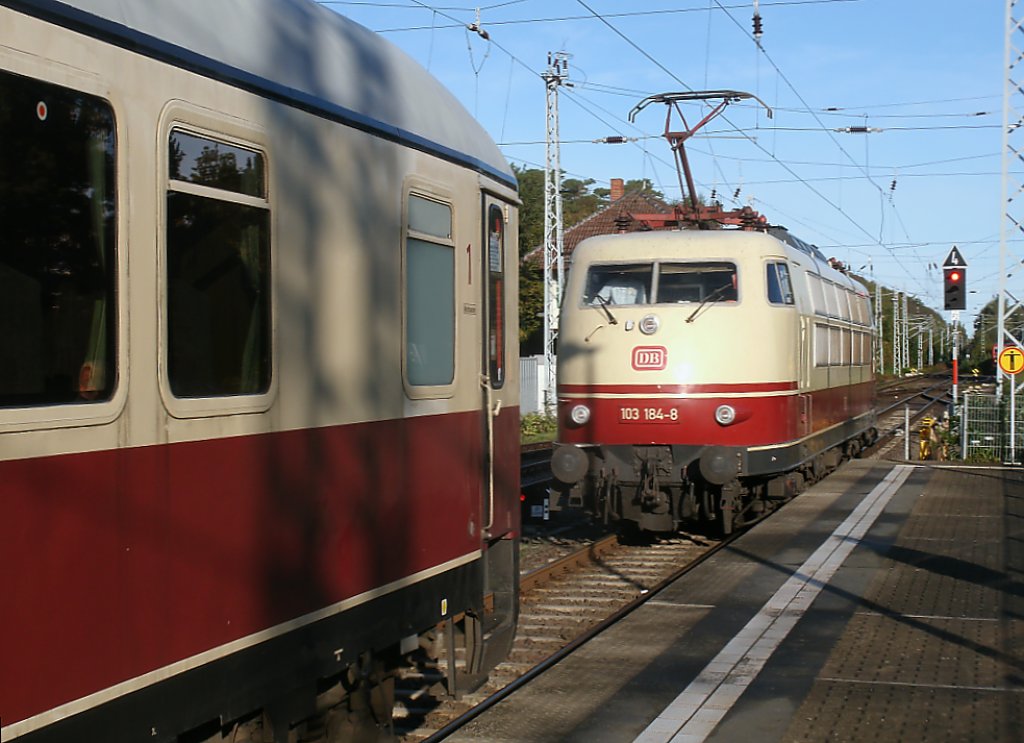 Bevor 103 184,am 09.Oktober 2011,zurck nach Stuttgart fuhr mute die Lok in Binz an das andere Zugende wechseln.