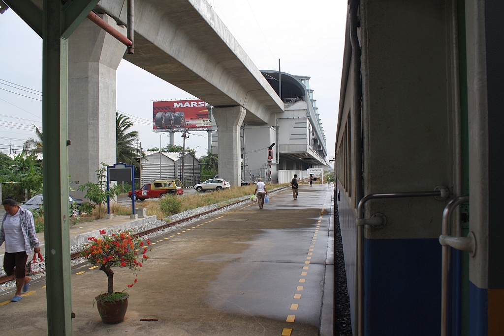 Bf. Ban Thap Chang am 17.Mrz 2011, im Hintergrund in Hochlage die Haltestelle des SRTET-Airport Link.

