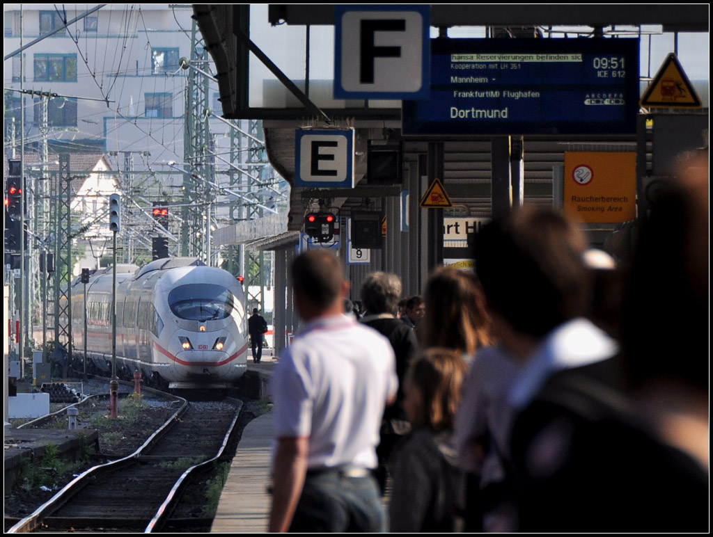  Bitte Vorsicht an Gleis 9 ...  -  

Stuttgart Hauptbahnhof am 25.04.2011 (J)