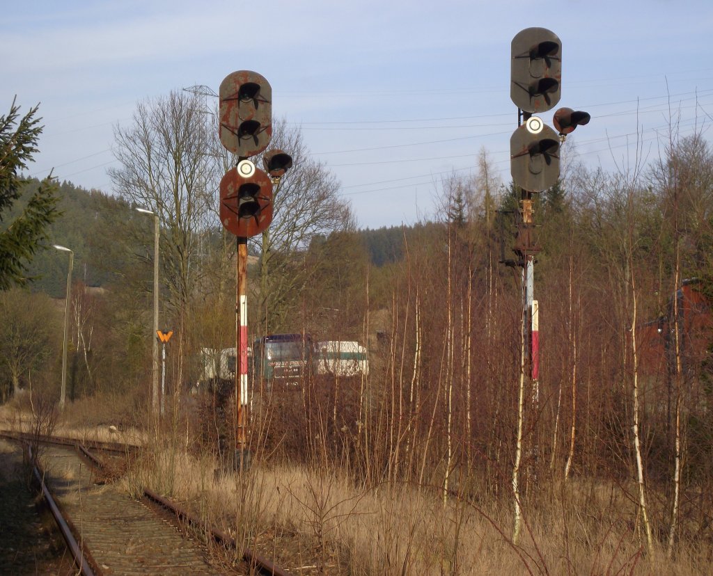Blick am 09. Mrz 2012 auf zwei DR-Lichtsignale im Bahnhof Grfenthal (ex KBS 564 Probstzella - Sonneberg).