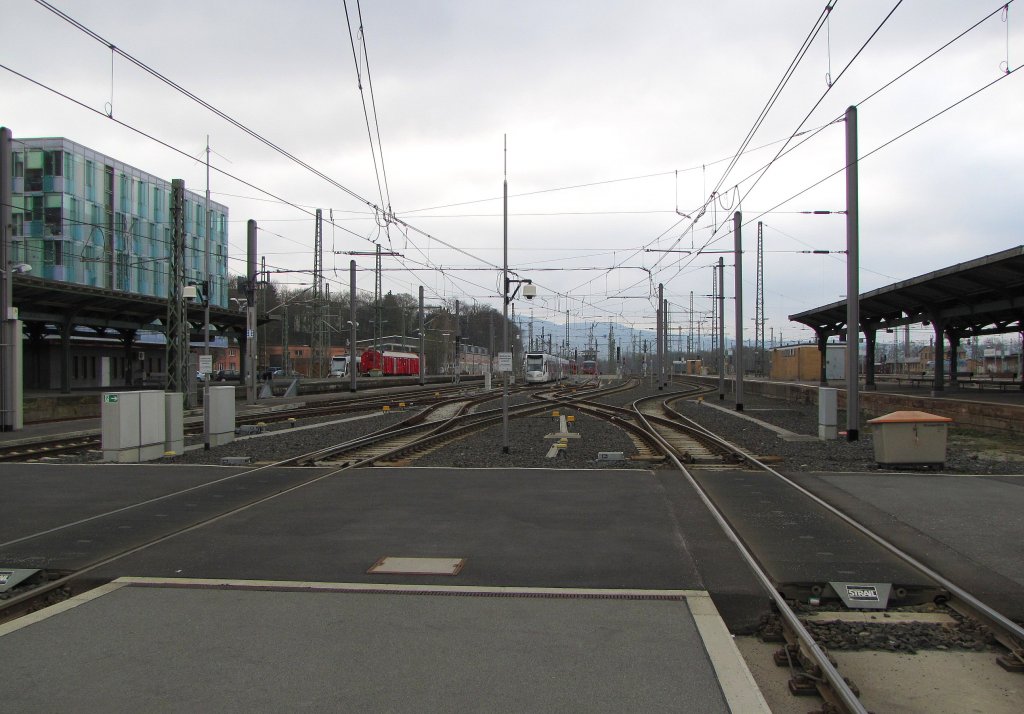 Blick auf das Gleisvorfeld im Bereich der RegioTram Bahnsteige in Kassel Hbf; 04.04.2012
