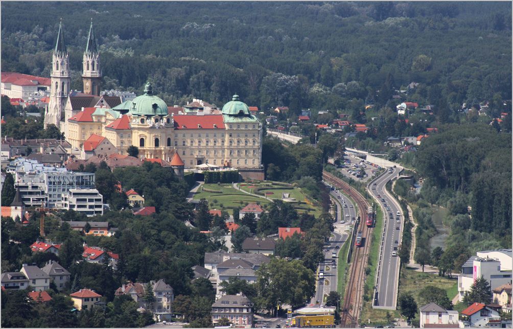 Blick auf Klosterneuburg und den Verkehr auf der Franz-Josefs Bahn... - Juli 2012