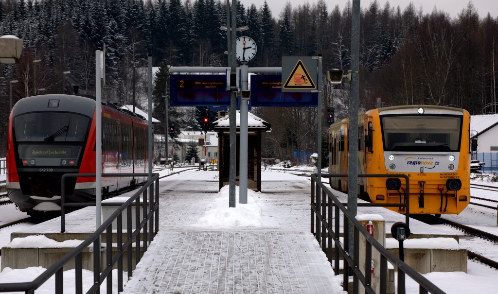 Blick auf den schon lnger modernisierten Bahnsteig 2/3 in Johanngeorgenstadt.
In wenigen Minuten wird die RB nach Zwickau (links) und nach Karlsbad (rechts) ausfahren.Die modernen Richtungsanzeiger sind schon lange wieder defekt.
14.01.2013 14:31 Uhr