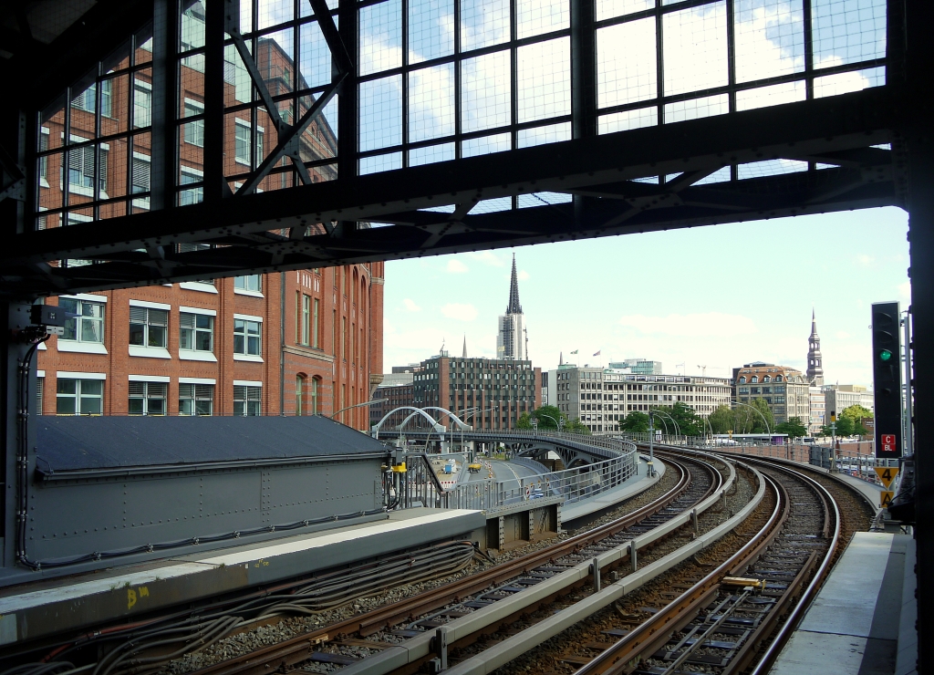Blick auf die Streckenkurve in Richtung Innenstadt. Hamburger Hochbahn-Station  Baumwall , 12.8.2012